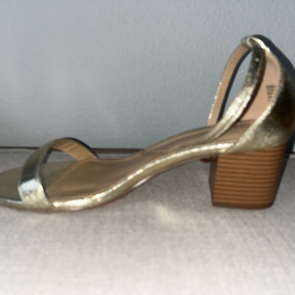 Size 10 JustFab Gold Sandal - Picture 2 of 3